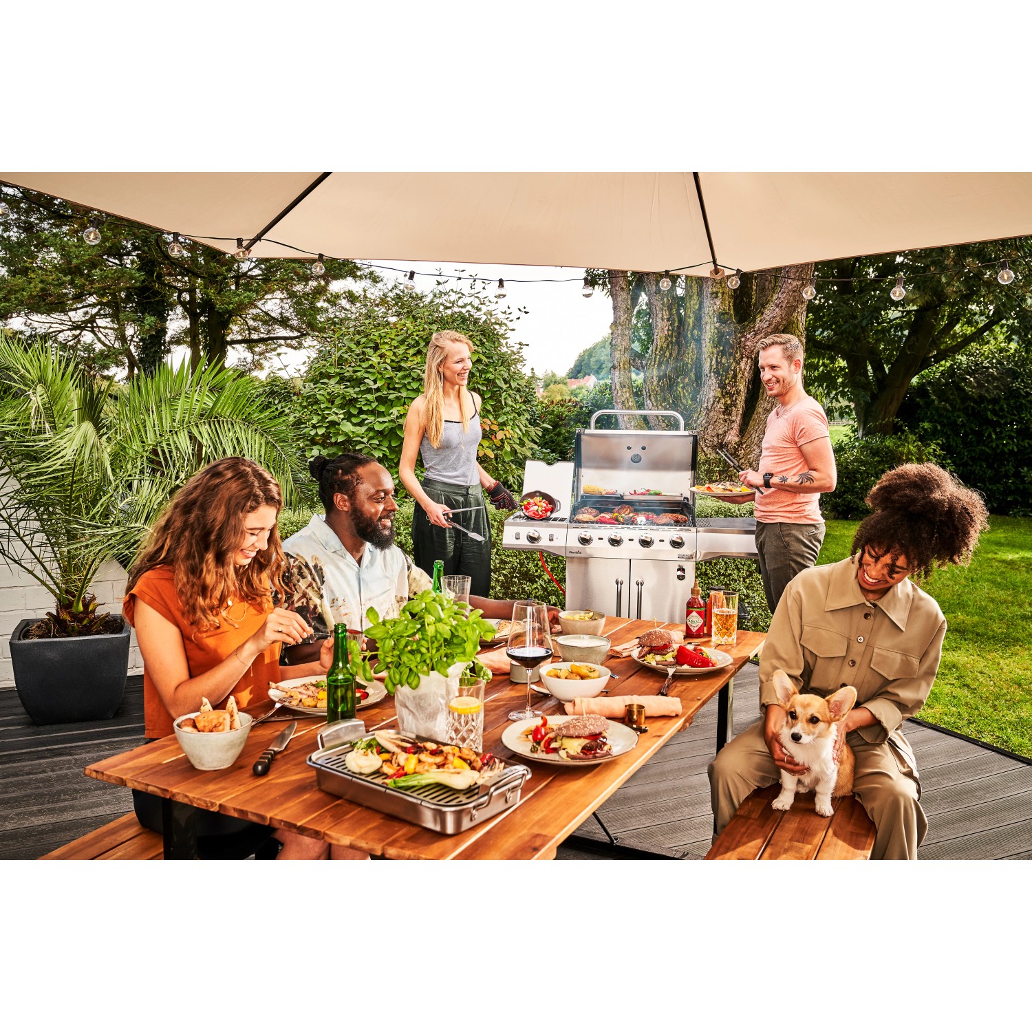 Gruppe genießt Grillabend mit Char-Broil Gasgrill Performance PRO S 4. Edelstahl, 4 Brenner, TRU-Infrared.