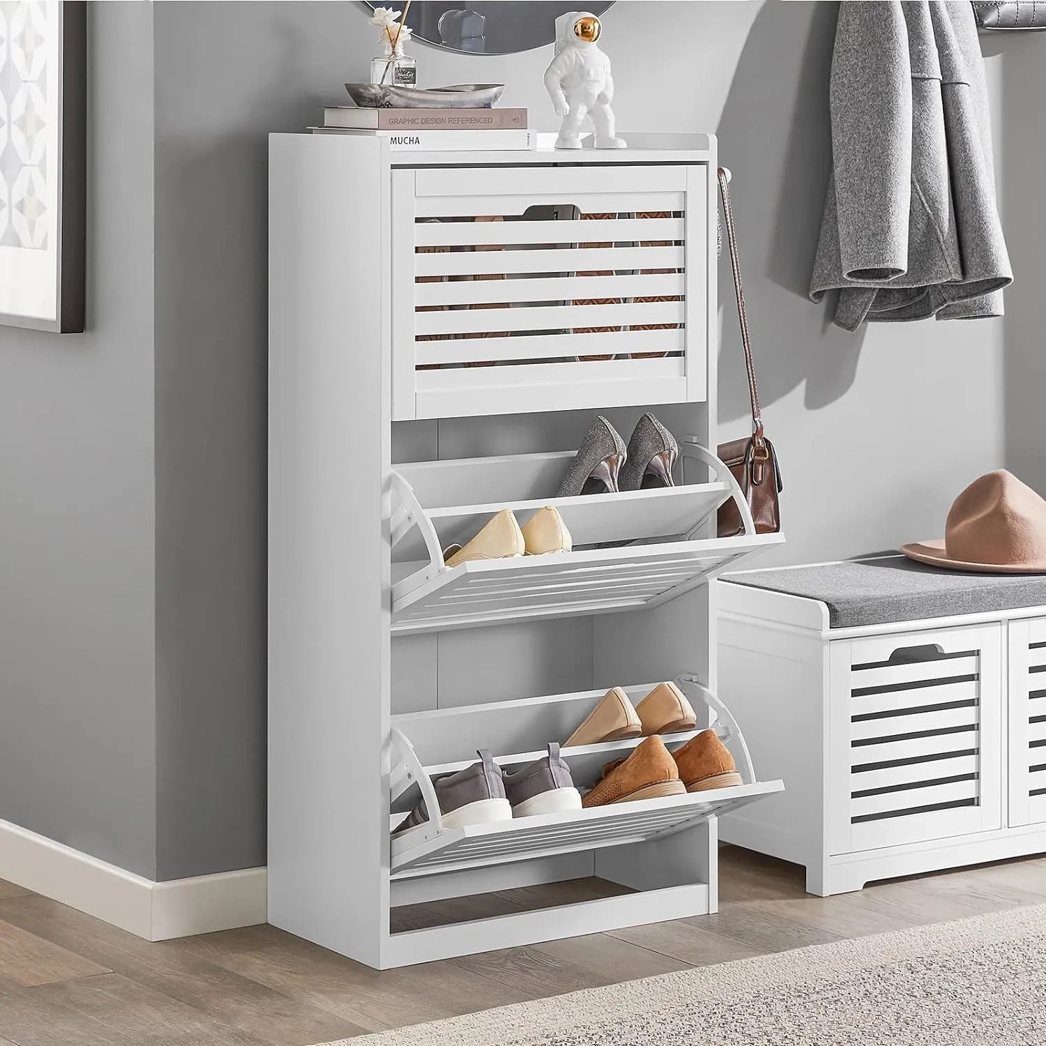 SoBuy Schuhschrank FSR108-W mit 3 Klappen, Schuhregal und Haken für Jacken.
