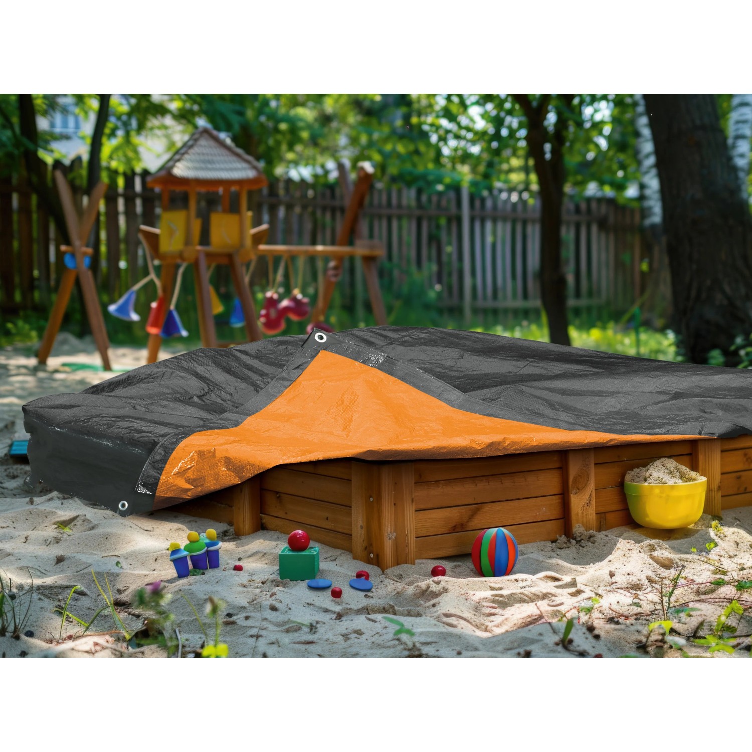 Orange-graue Gewebeplane 3x4 m als Abdeckung für Sandkasten im Garten.