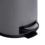 Grauer Svita T20 Treteimer, Detailansicht des schwarzen Pedals. Runder 20L Abfalleimer aus pulverbeschichtetem Stahl.