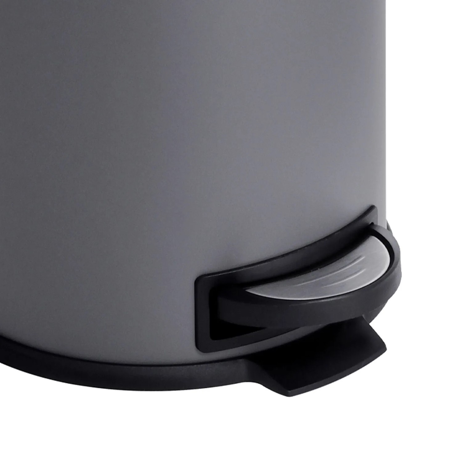 Grauer Svita T20 Treteimer, Detailansicht des schwarzen Pedals. Runder 20L Abfalleimer aus pulverbeschichtetem Stahl.