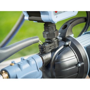 Elektronischer Druckschalter EDS 8 an Gartenpumpe mit Wasserfluss.