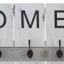 Weiße Wandgarderobe im Shabby-Look mit HOME Schriftzug und 8 Haken.