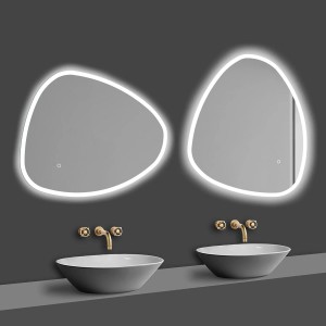 Zwei asymmetrische Badspiegel mit LED-Beleuchtung und Waschtischen im modernen Bad.