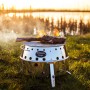 Petromax Atago Grill-Set SK40, 2-teilig, mit Steak auf dem Grillrost im Freien.