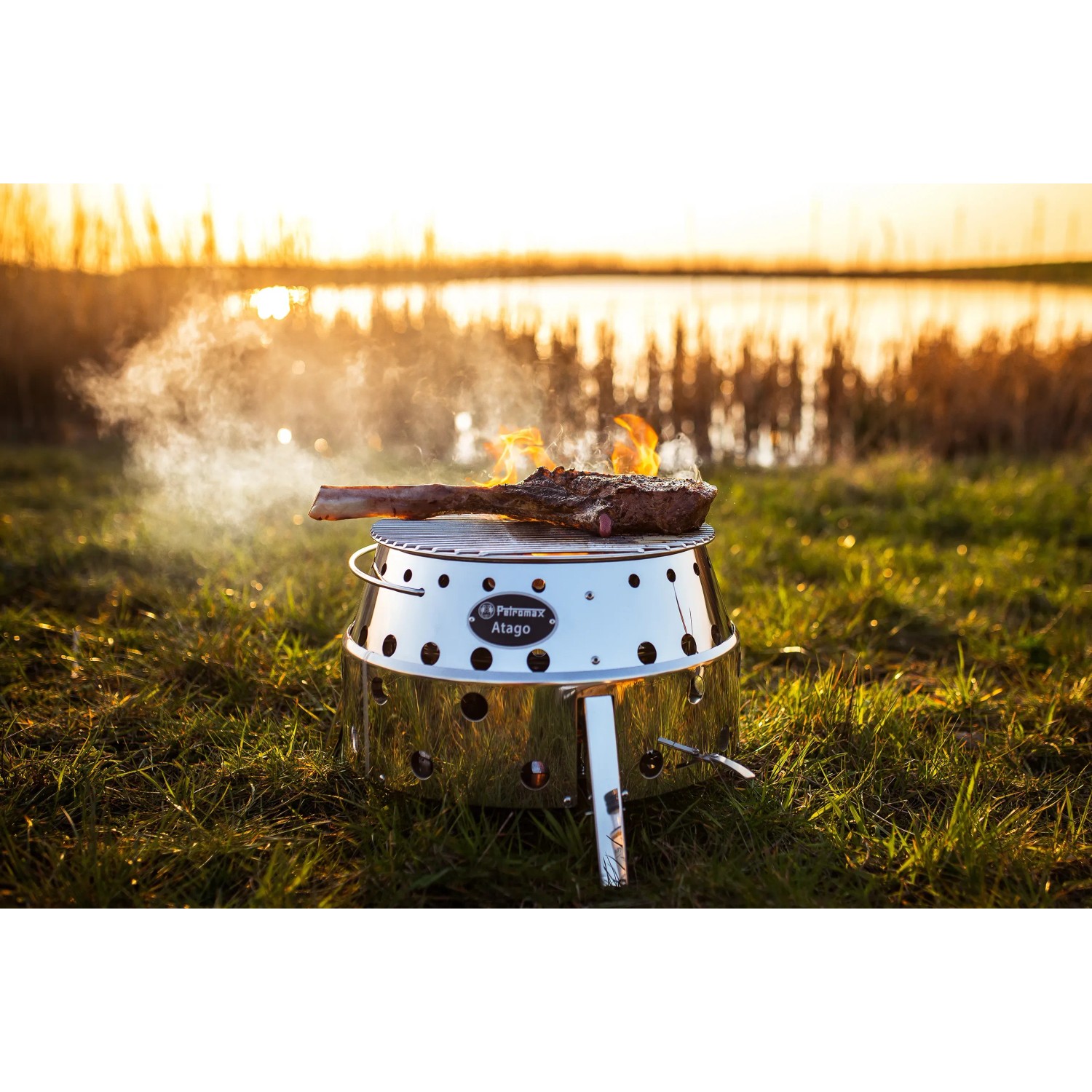 Petromax Atago Grill-Set SK40, 2-teilig, mit Steak auf dem Grillrost im Freien.