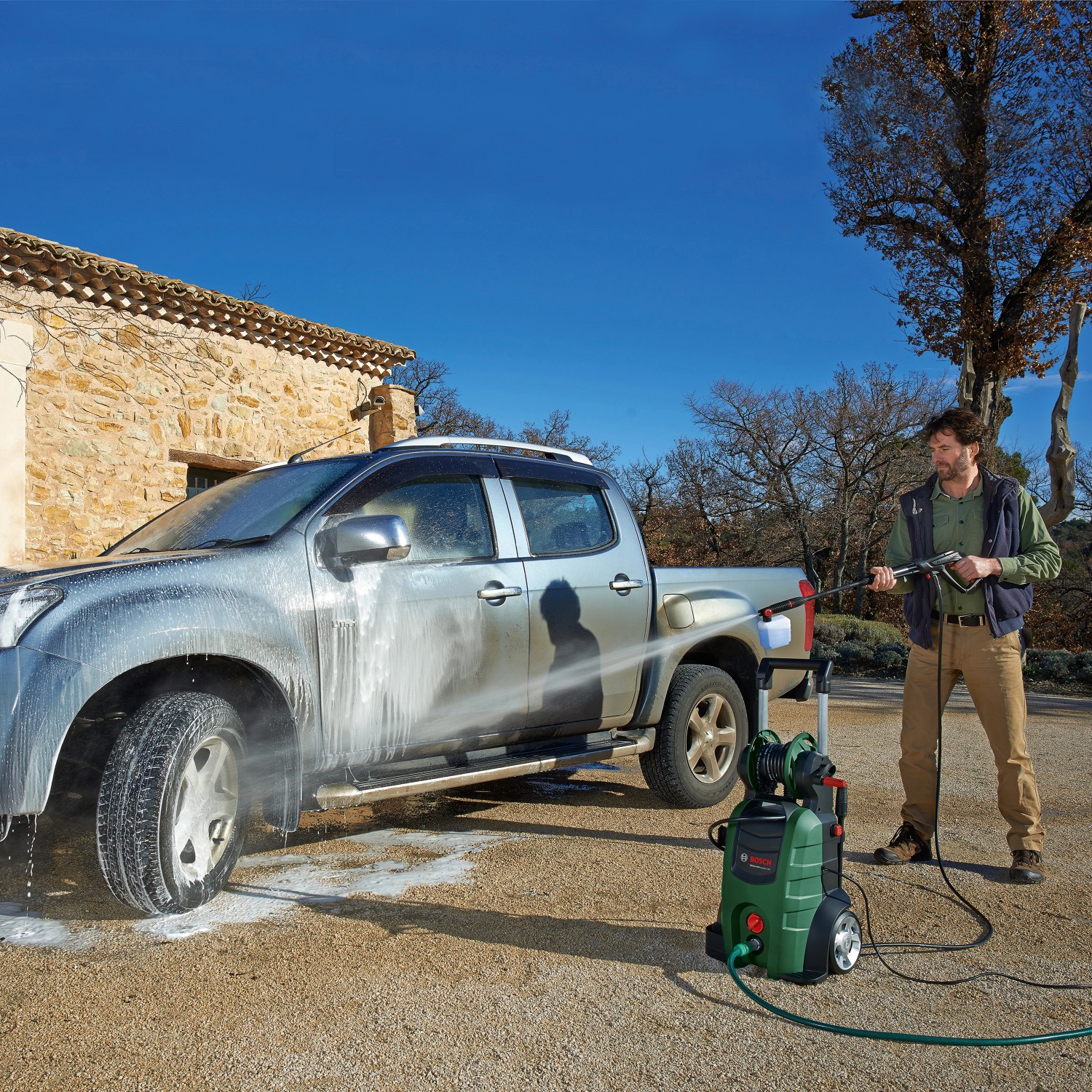 Bosch AdvancedAquatak 140 Hochdruckreiniger im Einsatz beim Reinigen eines Autos.