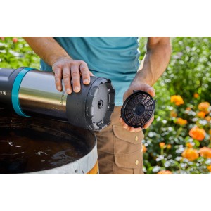 Gardena Regenfasspumpe 4700/2 inox automatic mit Filter in der Hand über Regenfass.