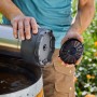 Gardena Regenfasspumpe 4700/2 inox automatic mit Filter in der Hand über Regenfass.