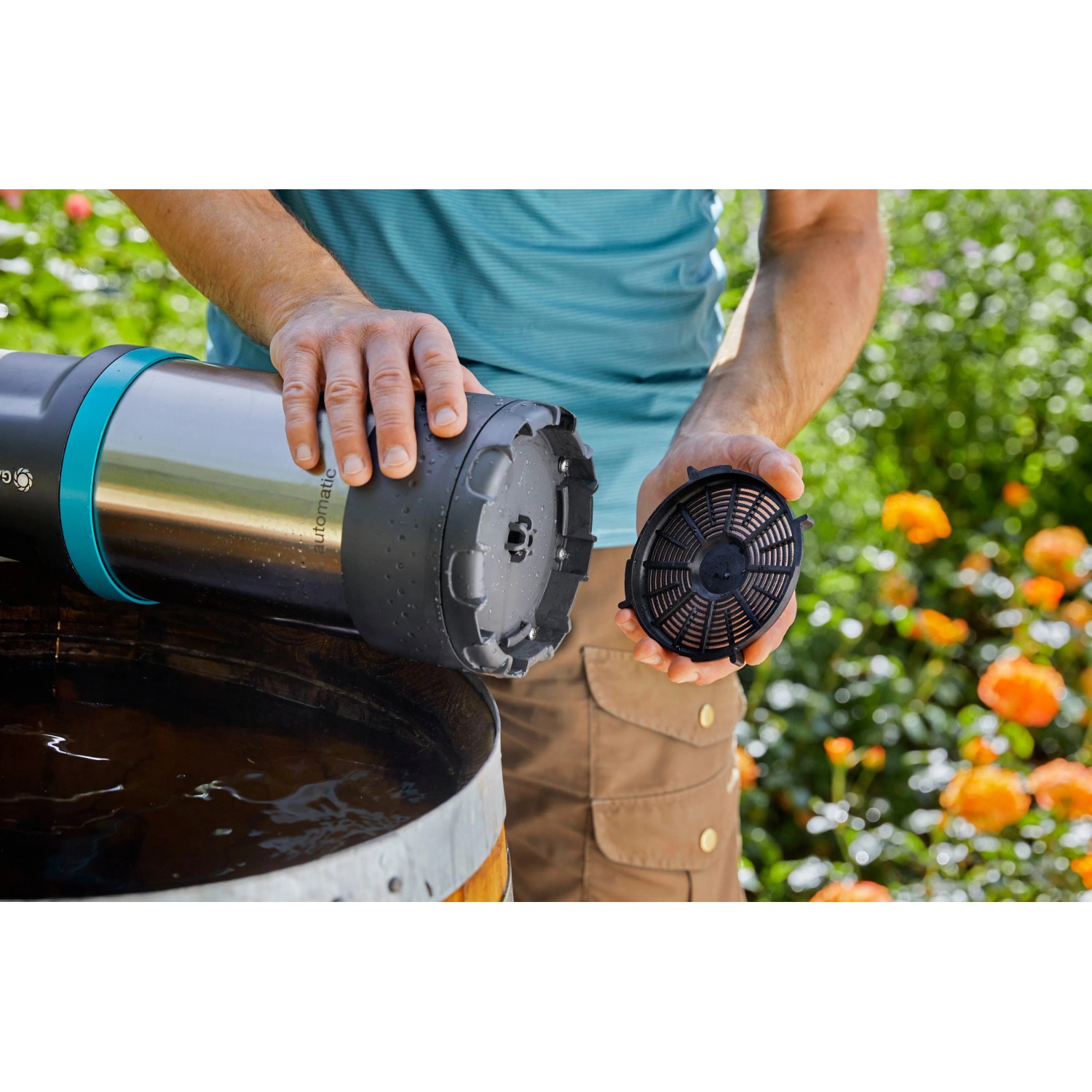 Gardena Regenfasspumpe 4700/2 inox automatic mit Filter in der Hand über Regenfass.