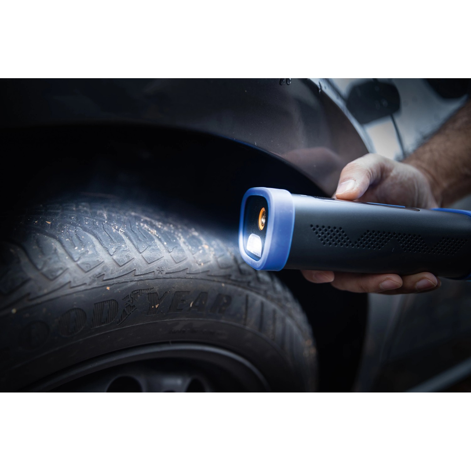 LUX 12V Mini-Kompressor beim Aufpumpen eines Autoreifens.