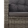 Detailaufnahme: Graues Garten-Lounge-Set aus Rattan mit dunklen Kissen.