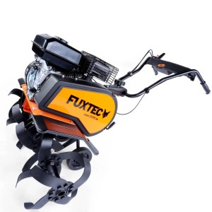 Orange-schwarze FUXTEC Benzin-Ackerfräse FX-AF1212 mit 4-Takt-Motor, 85cm Arbeitsbreite und Fräsmessern.