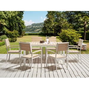 Moderner Beliani Gartentisch COMO 150x90x74 mit beiger Kunstholzplatte und weißem Aluminiumgestell auf Terrasse.