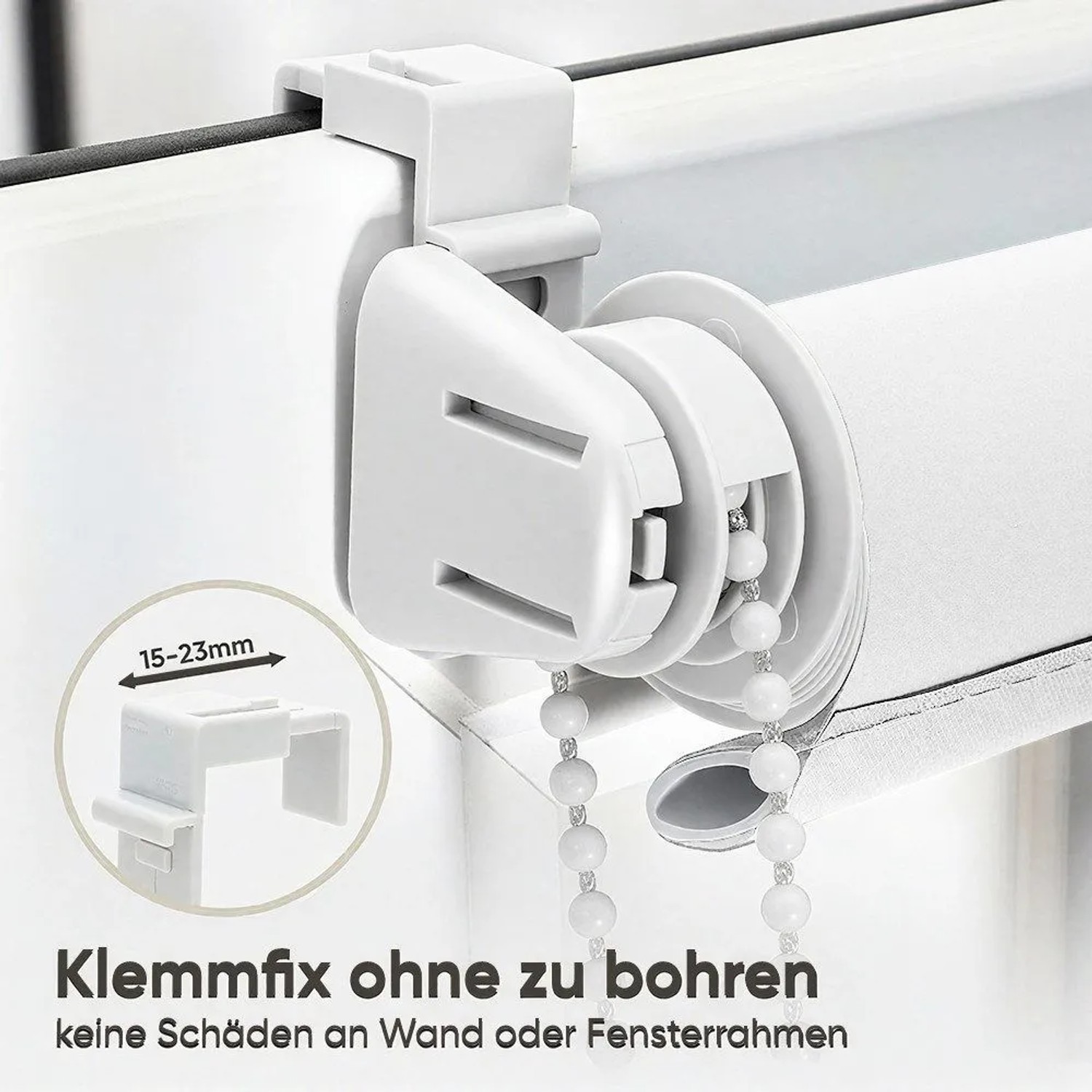 Weißes Seitenzugrollo mit Klemmfix-Montage ohne Bohren am Fensterrahmen. Kettenzug für Verdunkelung.