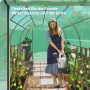 Outsunny Folientunnel: Frau gießt Tomatenpflanzen im Gewächshaus.