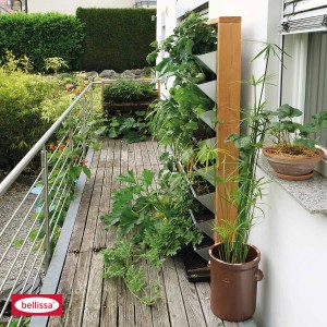 Bellissa Vertikales Hochbeet Inalto L8 bepflanzt auf Balkon mit Kräutern und Gemüse.
