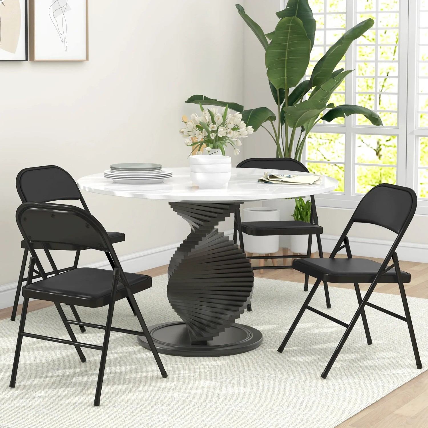 HOMCOM 4er-Set Klappstühle, schwarz, mit Kunstlederbezug und Stahlbeinen, um einen Esstisch gruppiert.
