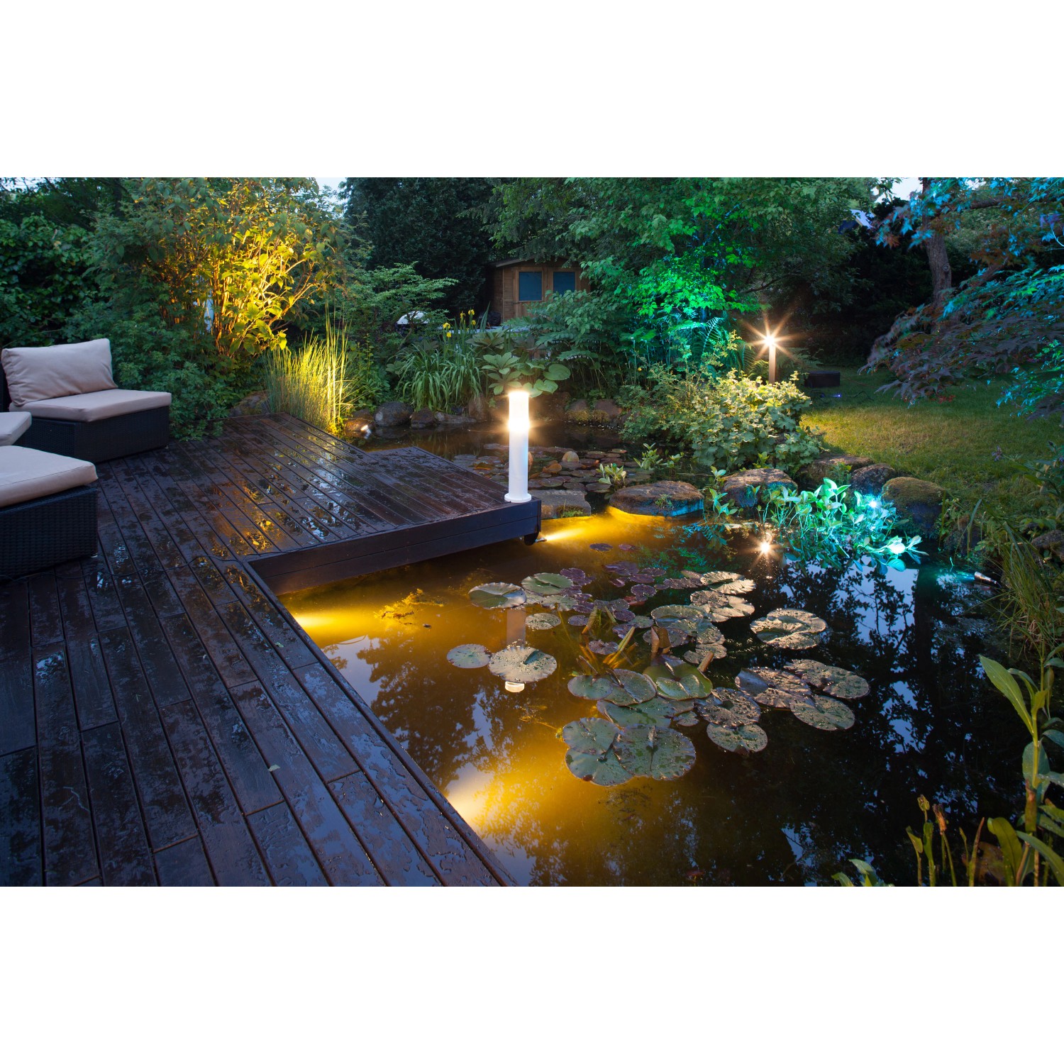 Beleuchteter Gartenteich mit Heissner SMART LIGHT LED-Spots in Multicolor. Teichbeleuchtung mit variablen Montagemöglichkeiten.