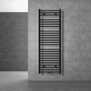 Schwarzer, gebogener LuxeBath Badheizkörper 500x1500mm mit Ventil an grauer Wand.
