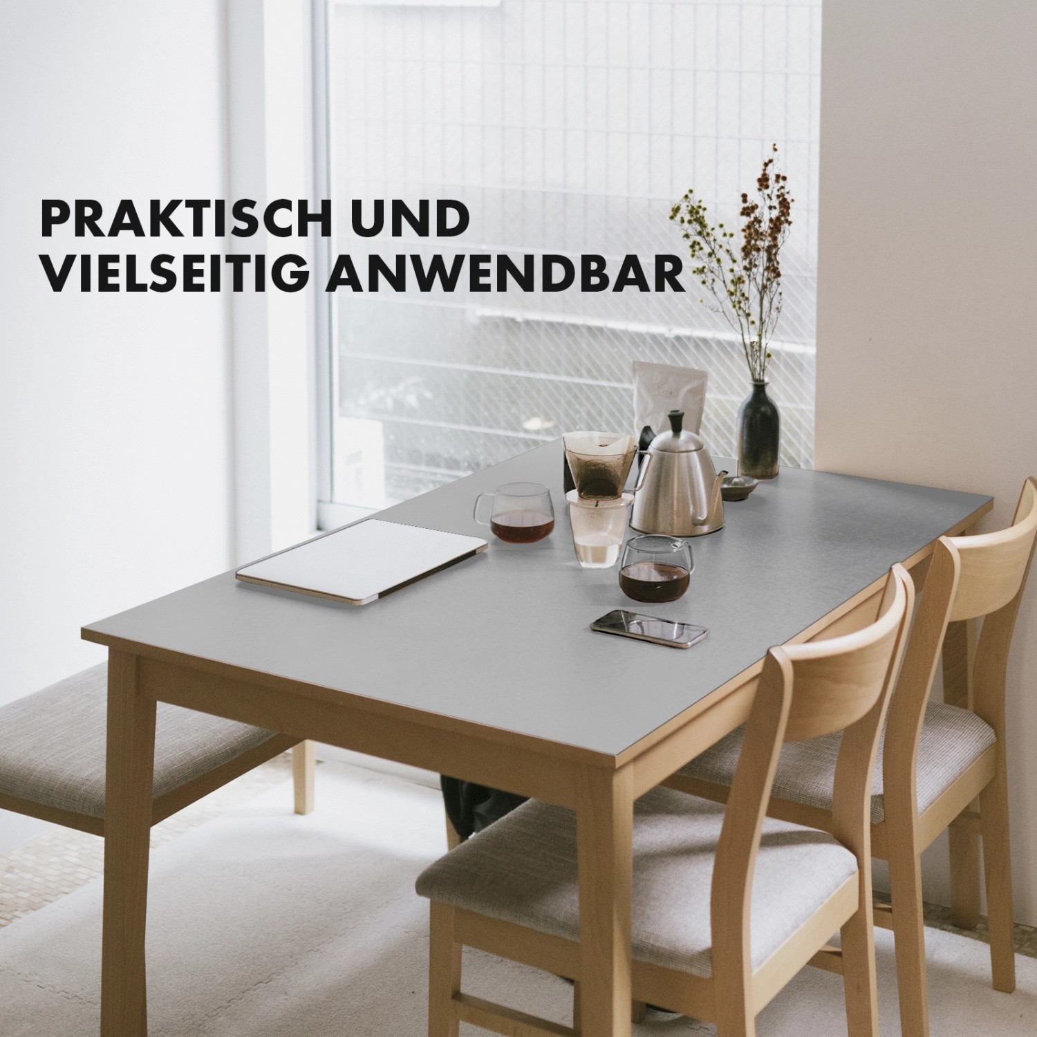 Hellgraue KARAT Tischfolie Empire (90x195 cm) auf Esstisch mit Geschirr.