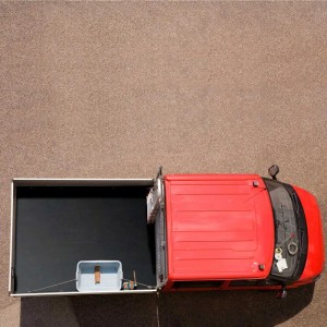 Karat SBR Gummimatte, 120x100cm, glatt, rutschhemmend im Lieferwagen. Universell einsetzbar für Bau und Gewerbe.