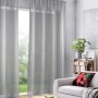 Silberner Schlaufenschal Peking von Neusser Collection, 245x135 cm, vor Fenster in Wohnraum.
