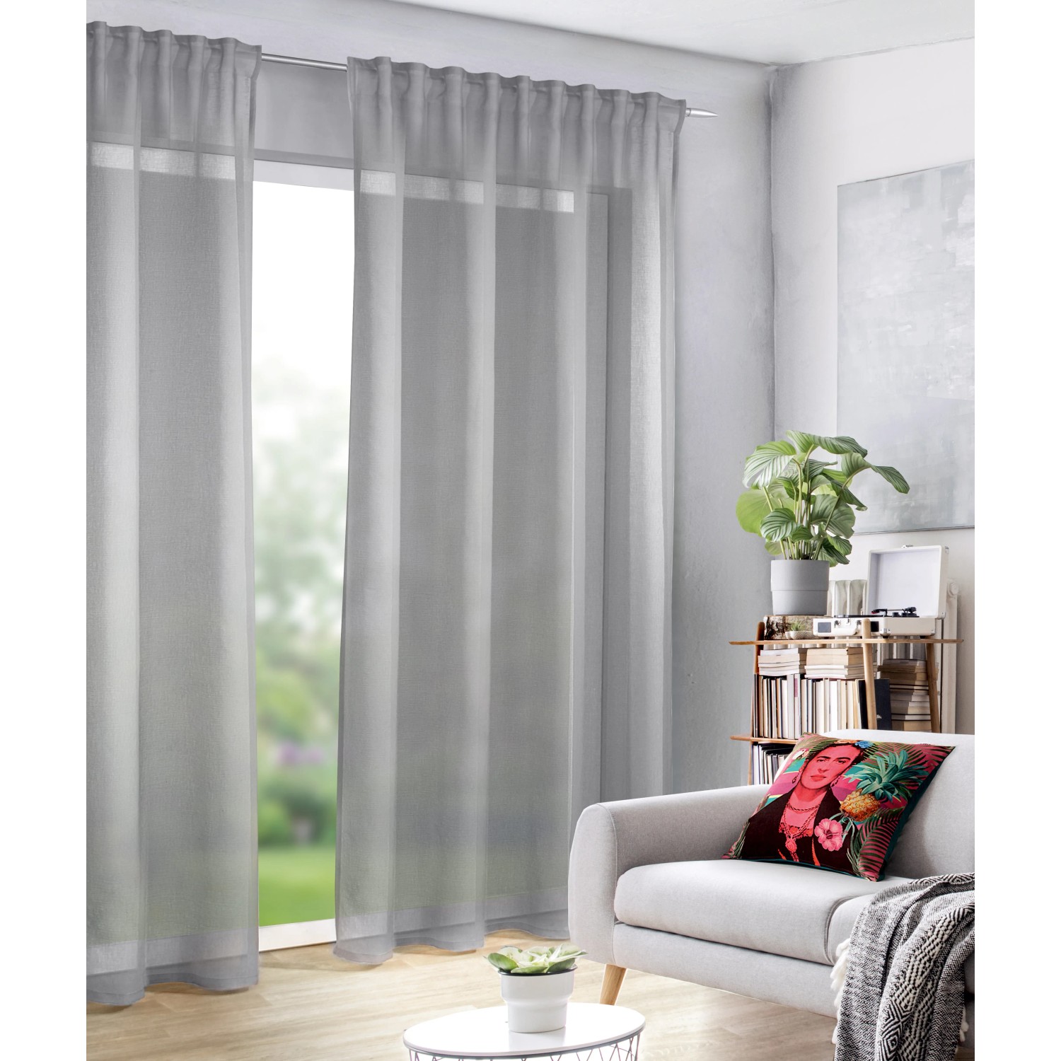 Silberner Schlaufenschal Peking von Neusser Collection, 245x135 cm, vor Fenster in Wohnraum.