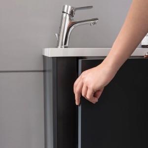 Badmobil Möbel-Set Susi, anthrazit, mit Waschbecken und Unterschrank. Hand öffnet Tür.