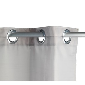 Detailaufnahme: Taupefarbener Wenko Duschvorhang Comfort Flex mit Ösen an Duschstange.