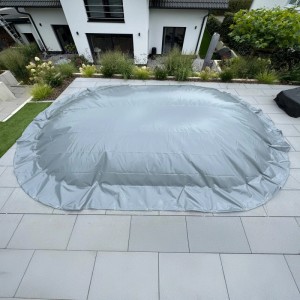 Graue Luftkissen Poolabdeckung für Oval-/Achtformpools, 600x320 cm, mit Ösen und Spannseil.