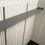 Innenansicht Lifetime Gerätehaus: Graues Regal an beiger Wand mit Nut- und Feder-Optik.
