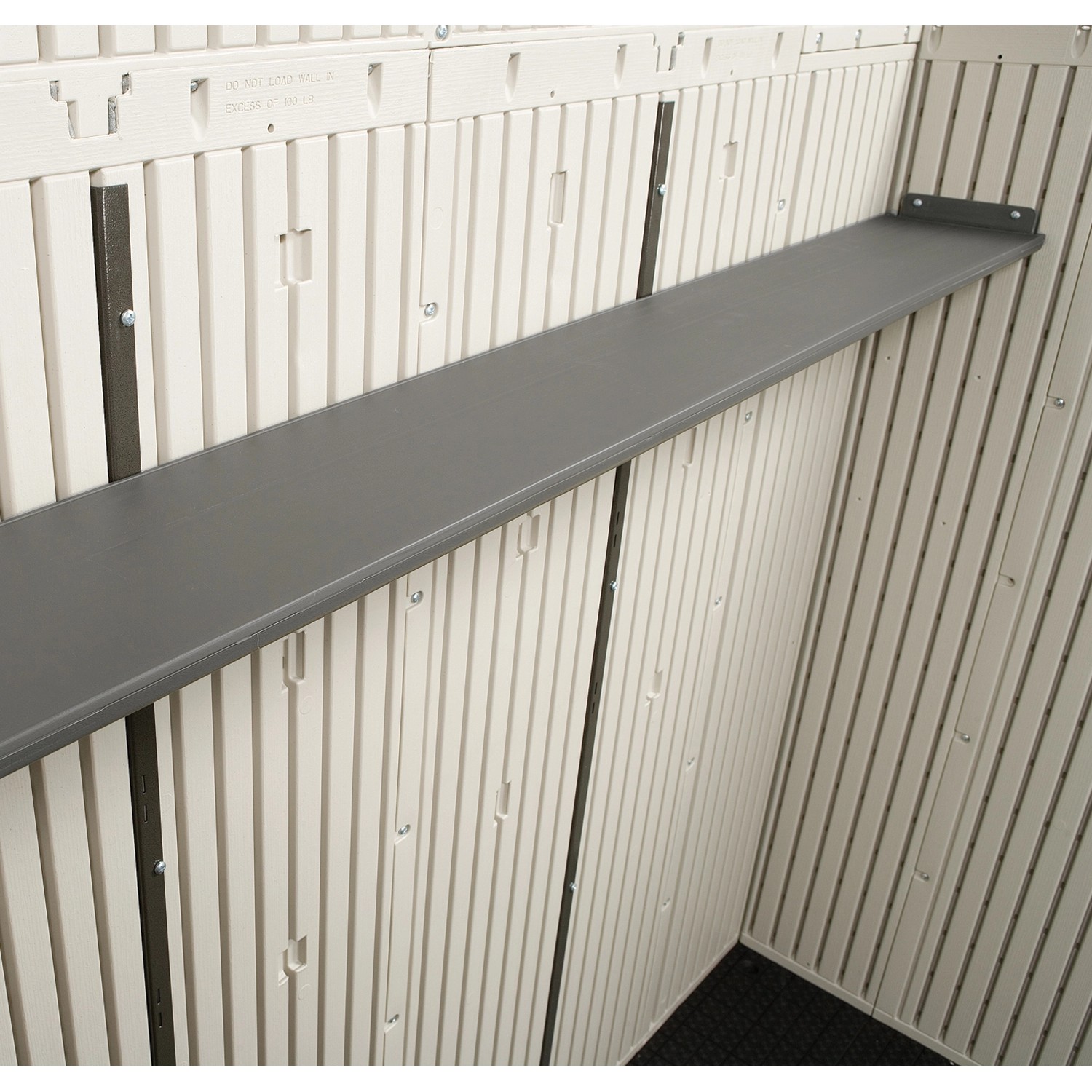 Innenansicht Lifetime Gerätehaus: Graues Regal an beiger Wand mit Nut- und Feder-Optik.