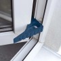 Dunkelblauer Schellenberg Türstopper/Fensterstopper aus Kunststoff im Einsatz.