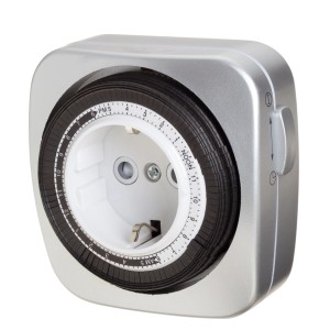 Mechanische Tageszeitschaltuhr in Silber für die Hausfunksteuerung mit 96 Schaltmöglichkeiten.