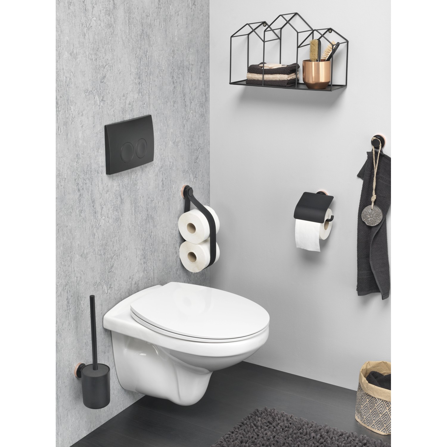 Schwarze Tiger WC-Bürstengarnitur Urban mit WC und Accessoires im modernen Badezimmer.