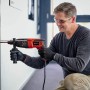 Mann bohrt mit dem Einhell Bohrhammer TC-RH 620 4F Kit ein Loch in eine Wand.