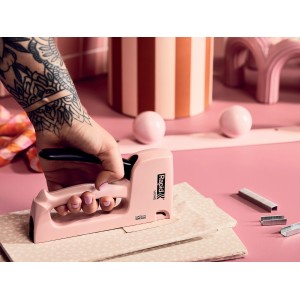 Rosa Rapid Handtacker beim Tackern von Stoff, mit Tackerklammern Typ 53/8 mm im Bild.