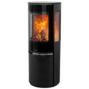 Schwarzer Aduro 22.5 Kaminofen aus Stahl, 5,5 kW mit Automatik und brennendem Holz.