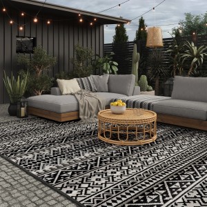 Schwarz-weißer EVOCAMP Outdoor-Teppich (270x400 cm) mit Muster auf Terrasse. Wetterfester Teppich aus Kunststofffasern.
