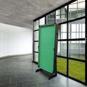Zusammengeklappter Cougar Billardtisch Hustle XL in Schwarz und Grün. Faltbarer Billardtisch für Spiel & Spaß.