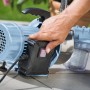 Gartenpumpe GP 3800E mit Saugschlauch, 900 W, im Einsatz. Elektro-Pumpe für Gartenbewässerung.