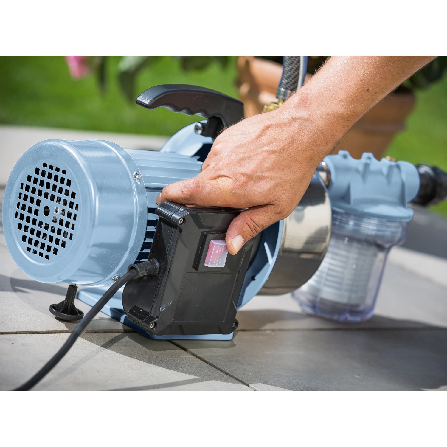 Gartenpumpe GP 3800E mit Saugschlauch, 900 W, im Einsatz. Elektro-Pumpe für Gartenbewässerung.