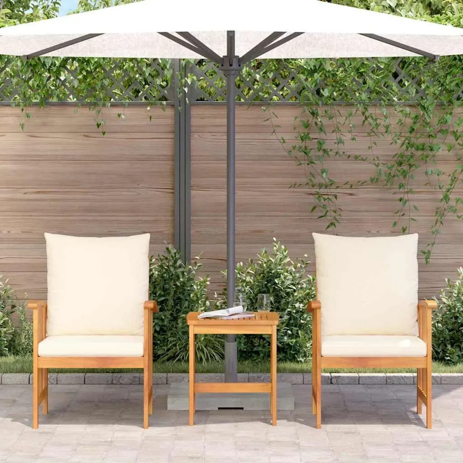 3-teiliges Garten-Lounge-Set aus Akazienholz mit cremefarbenen Kissen unter einem Sonnenschirm.