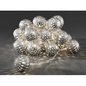 Konstsmide LED Dekokette mit silbernen Metallbällen und warmweißem Licht für den Innenbereich.