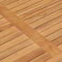 Nahaufnahme der Teakholz-Tischplatte des Garten-Esstisches. Diagonale Holzlatten, natürliche Maserung.