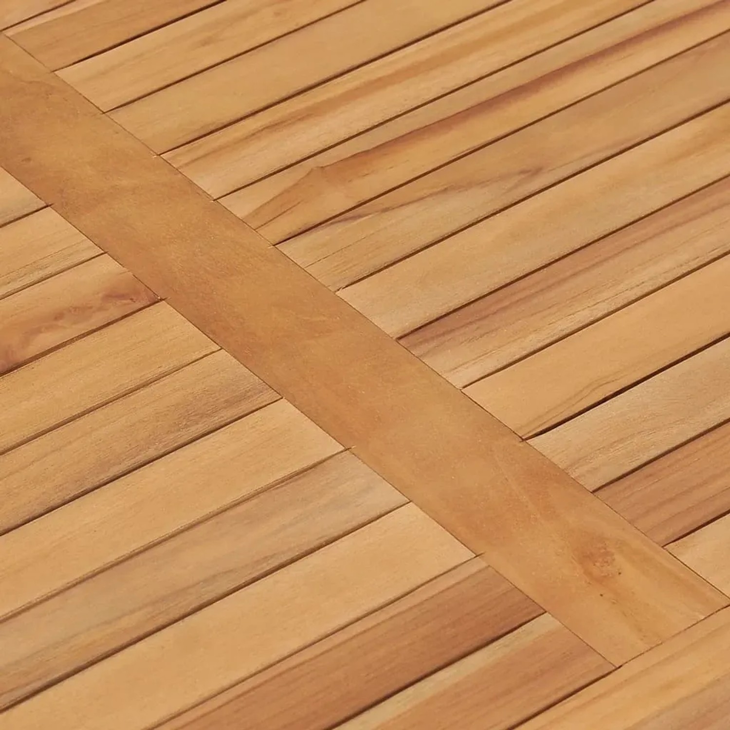 Nahaufnahme der Teakholz-Tischplatte des Garten-Esstisches. Diagonale Holzlatten, natürliche Maserung.