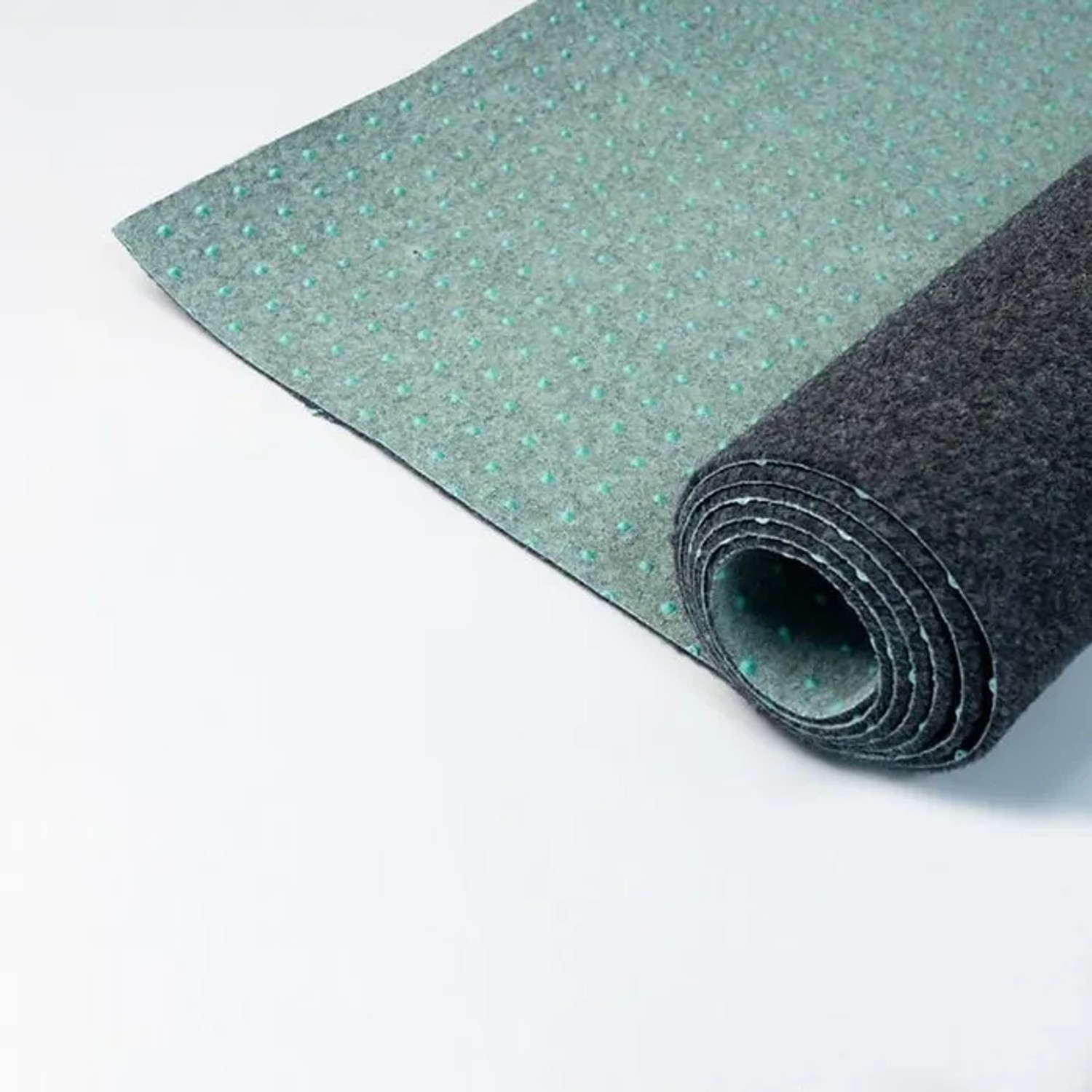 Schwarzer Karat Rasenteppich Farbwunder PRO, Kunstrasen mit Drainage-Noppen, aufgerollt.