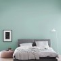 Schlafzimmer mit Wand in Schöner Wohnen Trendfarbe Maui (matt).