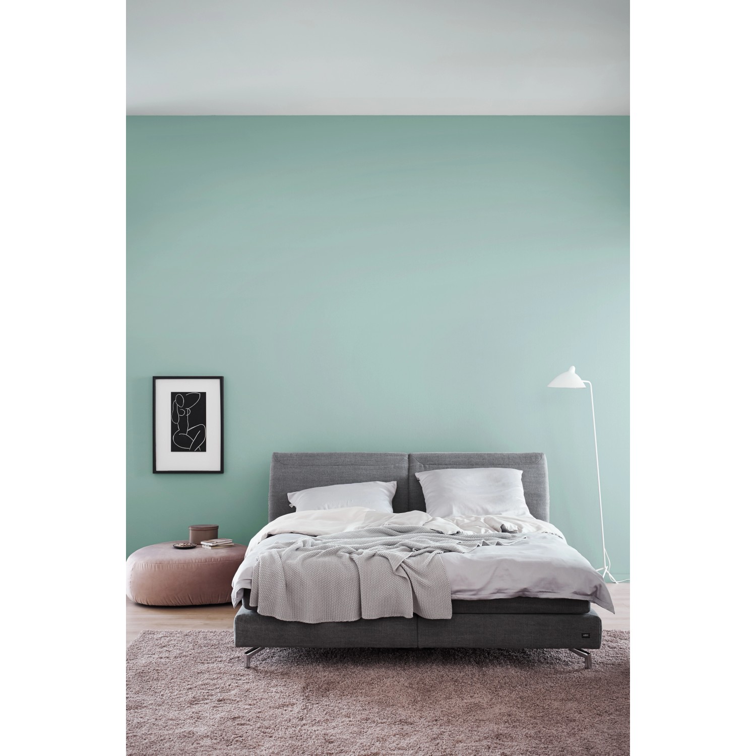 Schlafzimmer mit Wand in Schöner Wohnen Trendfarbe Maui (matt).